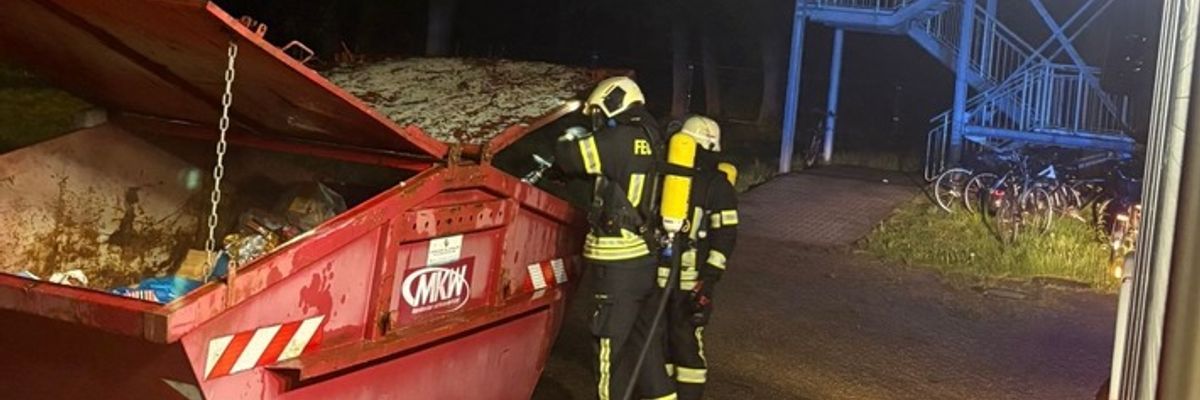 FW-AUR: Feuer im Müllcontainer