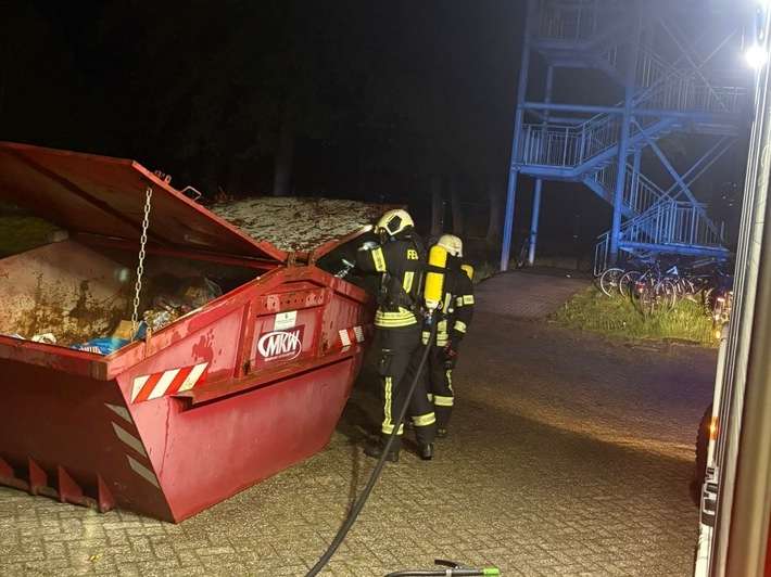 FW-AUR: Feuer im Müllcontainer
