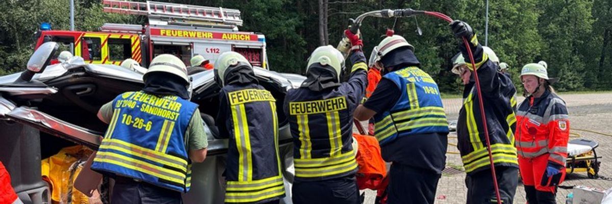 FW-AUR: Feuerwehr und Rettungsdienst trainieren komplexe Unfallszenarien