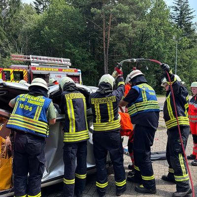 FW-AUR: Feuerwehr und Rettungsdienst trainieren komplexe Unfallszenarien