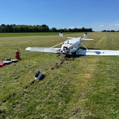 FW VG Westerburg: Kleinflugzeug überschlägt sich bei Landung - Pilot wird leicht verletzt