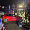 FW Weinheim: Auto landet auf den Gleisen am Bahnübergang Bergstraße. Feuerwehr hebt festgefahrenen Volkswagen mit Hebekissen aus dem Gleisbett