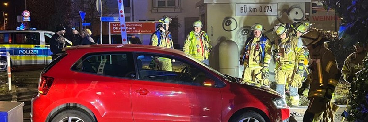 FW Weinheim: Auto landet auf den Gleisen am Bahnübergang Bergstraße. Feuerwehr hebt festgefahrenen Volkswagen mit Hebekissen aus dem Gleisbett