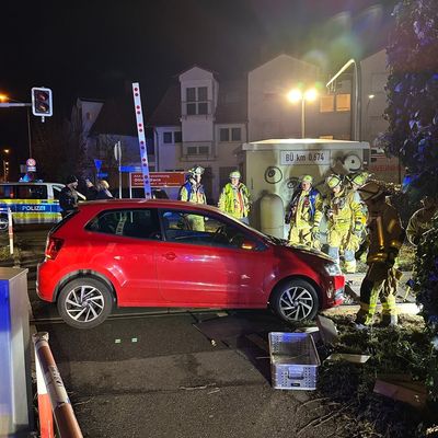 FW Weinheim: Auto landet auf den Gleisen am Bahnübergang Bergstraße. Feuerwehr hebt festgefahrenen Volkswagen mit Hebekissen aus dem Gleisbett