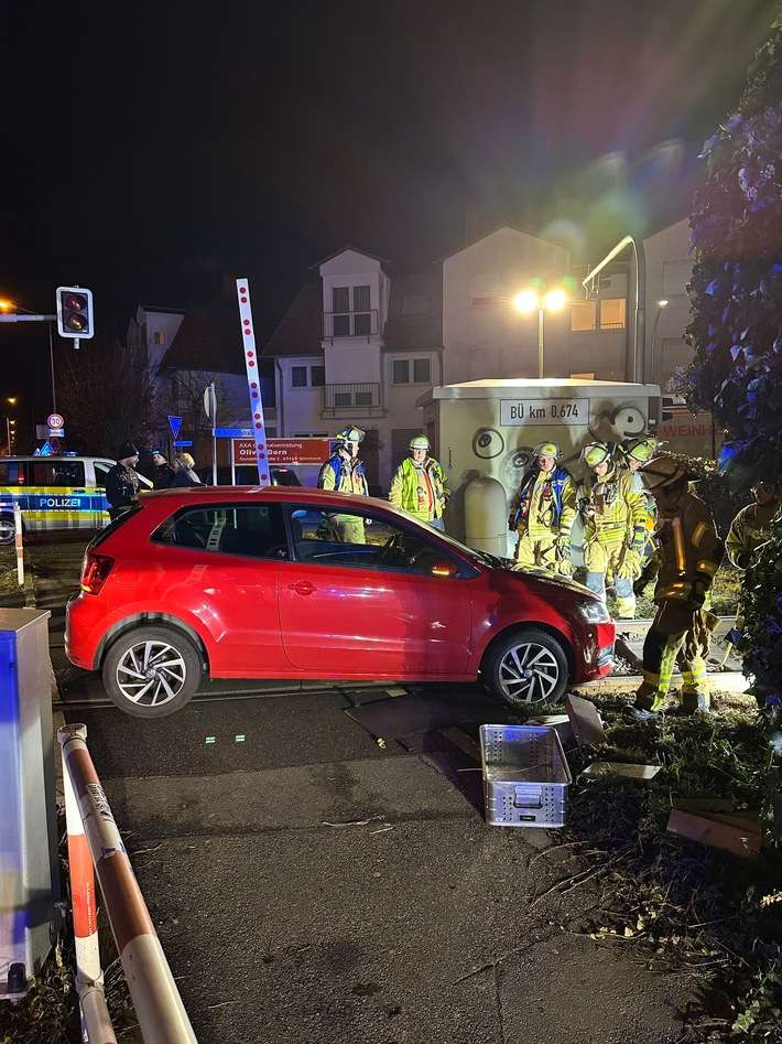 FW Weinheim: Auto landet auf den Gleisen am Bahnübergang Bergstraße. Feuerwehr hebt festgefahrenen Volkswagen mit Hebekissen aus dem Gleisbett