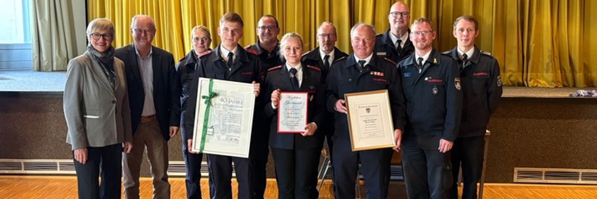 FW Beverungen: 130 Jahre Jugendarbeit der Feuerwehr Beverungen: Dreifach-Jubiläum mit Leistungsabnahme am Schulzentrum