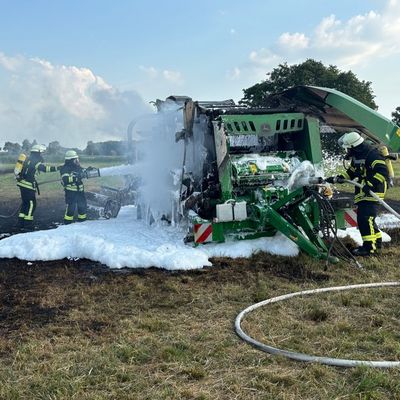 FW-ROW: Presse auf Feld in Vollbrand