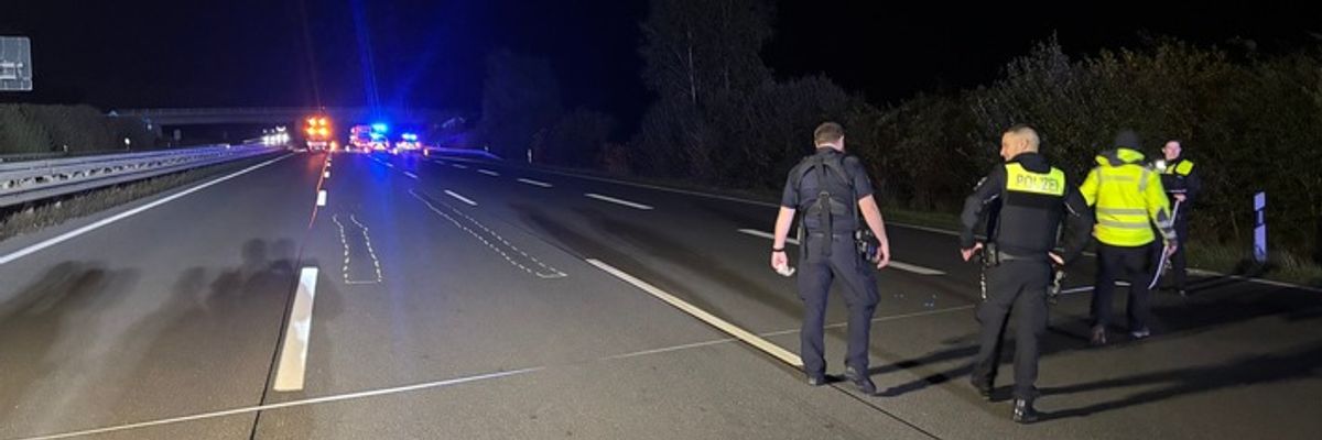 FW-ROW: Verkehrsunfall auf der A1: Feuerwehr leuchtet Unfallstelle aus