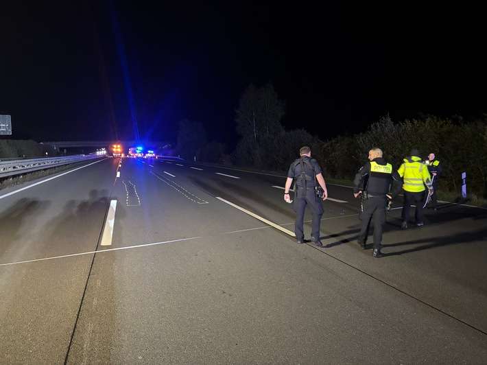 FW-ROW: Verkehrsunfall auf der A1: Feuerwehr leuchtet Unfallstelle aus