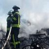 FW Celle: Mehrere Gartenlauben brennen in Vollbrand - Feuerwehr rettet Hühner!