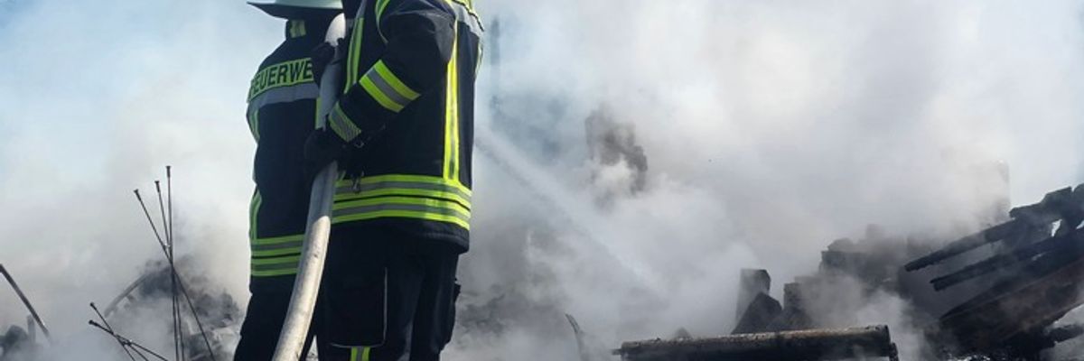 FW Celle: Mehrere Gartenlauben brennen in Vollbrand - Feuerwehr rettet Hühner!