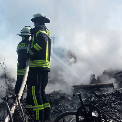 FW Celle: Mehrere Gartenlauben brennen in Vollbrand - Feuerwehr rettet Hühner!