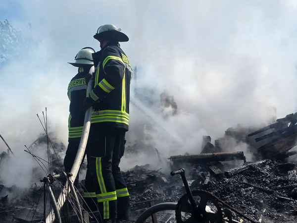 FW Celle: Mehrere Gartenlauben brennen in Vollbrand - Feuerwehr rettet Hühner!