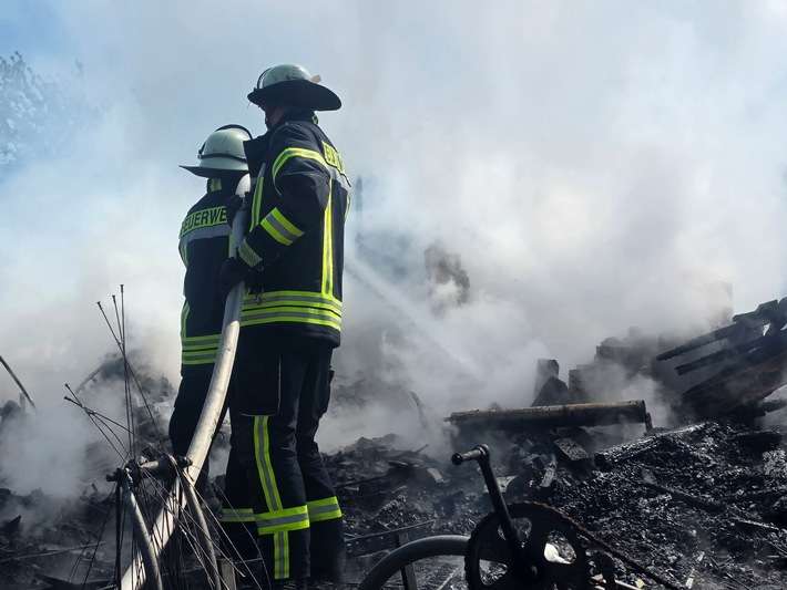 FW Celle: Mehrere Gartenlauben brennen in Vollbrand - Feuerwehr rettet Hühner!