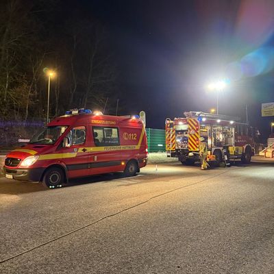 FW-EN: Feuerwehr und THW beseitigen umgestürzten Baum an Wohn- und Geschäftsgebäude