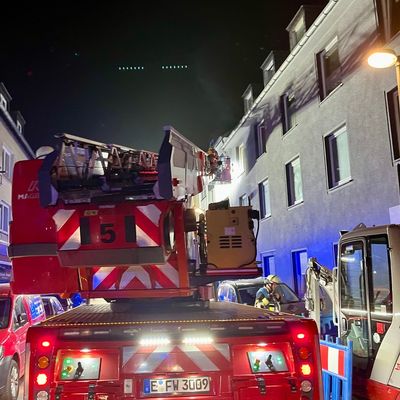 FW-E: Wohnungsbrand in einem Mehrfamilienhaus - Feuerwehr rettet eine brandverletzte Person