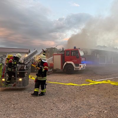 FW Überlingen: Großeinsatz / Dachstuhlbrand auf Landwirtschaftlichem Anwesen im Überlinger Teilort Bambergen auf dem Gut Neuhof / Feuer schnell unter Kontrolle