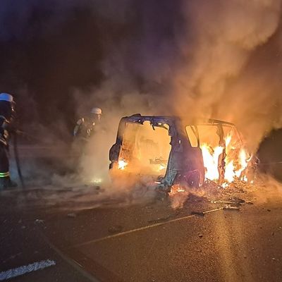 FW Porta Westfalica: 03.03.2026 - A2: PKW in Vollbrand