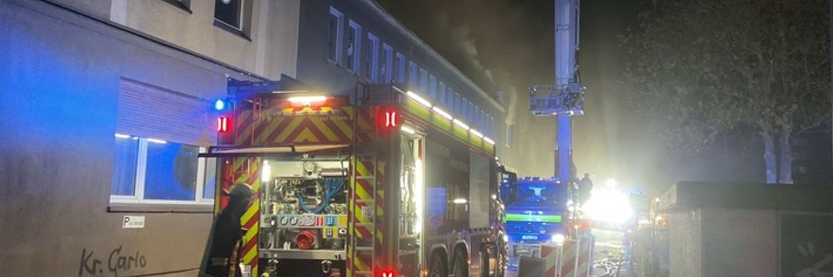 FW-DO: Großbrand in südlicher Innenstadt in einem leerstehenden Gebäude - Einsatzmaßnahmen dauern noch an