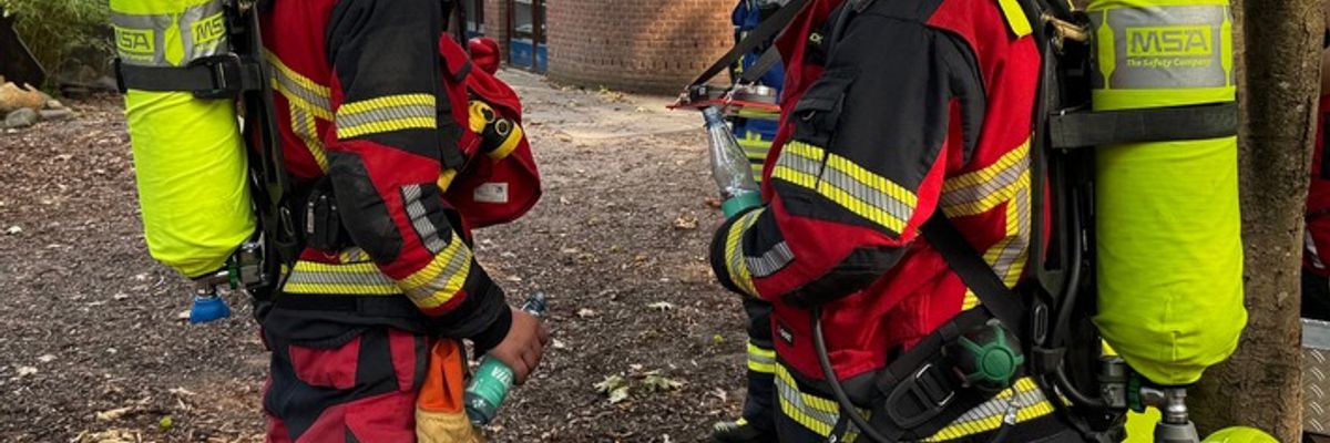 FW-PI: Quickborn (PI): Feuerwehr löscht Brand im Dachbereich - Flachdachanbau in Brand geraten