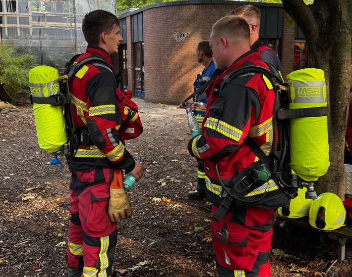 FW-PI: Quickborn (PI): Feuerwehr löscht Brand im Dachbereich - Flachdachanbau in Brand geraten