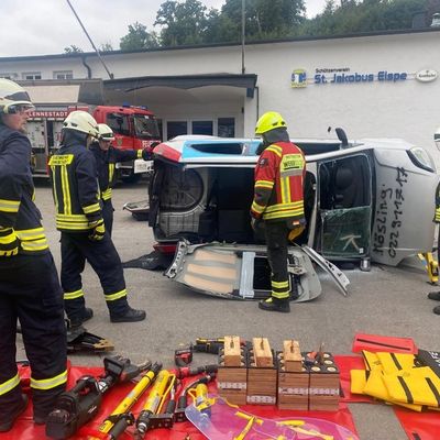 FW-OE: Rescue-Seminar zur Technischen Hilfeleistung - 27 Einsatzkräfte trainieren patientenorientierte Rettung