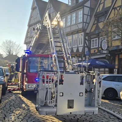 FW Celle: Starke Rauchentwicklung aus Fachwerkhaus in der Celler Altstadt - Feuer in einem Keller am ersten Weihnachtstag!