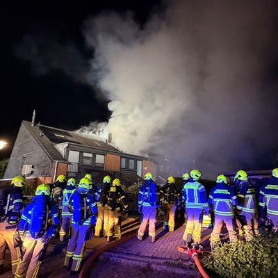 FW-SE: 103 Einsatzkräfte im Großeinsatz: Feuerwehr verhindert Ausbreitung eines Dachstuhlbrandes