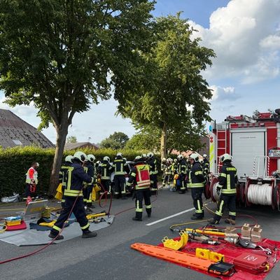 FW-AUR: Fahrerin nach Kollision mit Baum aus PKW geschnitten