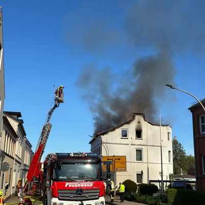 FW-PI: Abschlussmeldung: Uetersen: Großfeuer beschäftigt 70 Einsatzkräfte aus 4 Feuerwehren. Feuer nach 4 Stunden gelöscht