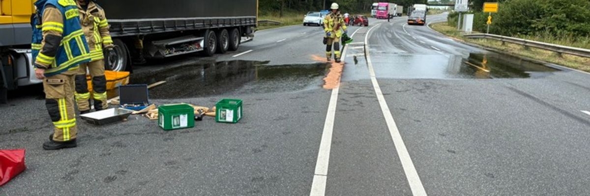 FW Bremerhaven: Verkehrsunfall auf der Cherbourger Straße: Aufgerissener LKW-Tank sorgt für Vollsperrung und Dieselaustritt