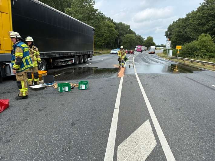 FW Bremerhaven: Verkehrsunfall auf der Cherbourger Straße: Aufgerissener LKW-Tank sorgt für Vollsperrung und Dieselaustritt