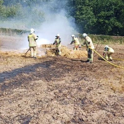 FW Lügde: Landwirtschaftliche Fläche und Gerät in Brand geraten
