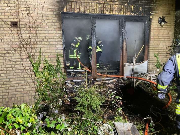 FW-DO: Feuer in Dortmund-Höchsten / Brand eines Einfamilienhauses