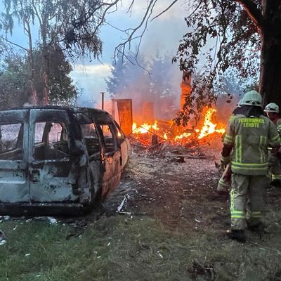 FW Lehrte: Laubenbrand im Wald bei Grafhorn