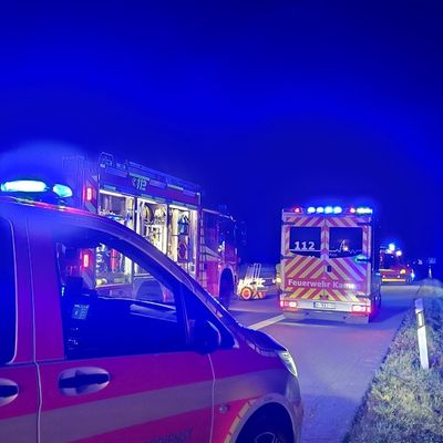 FW-WRN: LKW verunglückt auf der A1 - Fahrer schonend aus Fahrzeug befreit
