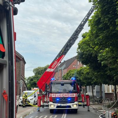 FW-NE: Dachstuhlbrand im Dreikönigenviertel | Schneller Löschangriff verhindert Brandausbreitung