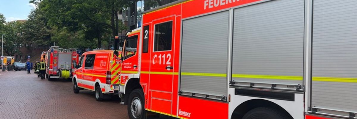 FW-BN: Brand auf Dachfläche in Bad Godesberger Innenstadt - Feuer breitet sich auf Wohnung aus