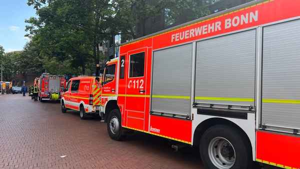 FW-BN: Brand auf Dachfläche in Bad Godesberger Innenstadt - Feuer breitet sich auf Wohnung aus