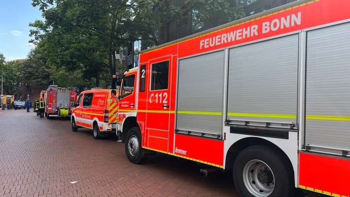 FW-BN: Brand auf Dachfläche in Bad Godesberger Innenstadt - Feuer breitet sich auf Wohnung aus