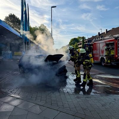 FW-E: Pkw-Brand auf Tankstellengelände an der Steeler Straße