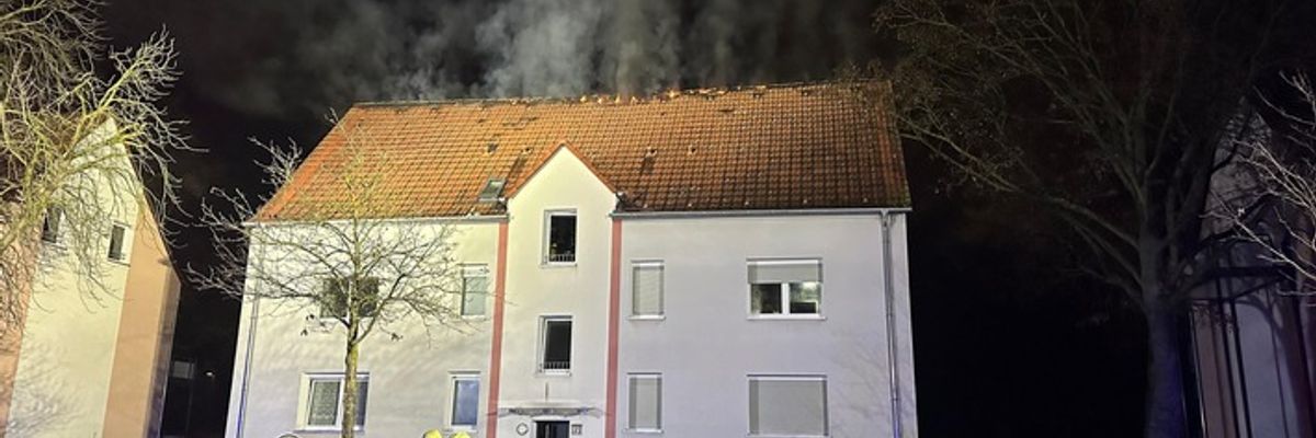 FW-E: Dachstuhlbrand in Essen-Karnap - Feuerwehr bis in die Morgenstunden im Einsatz
