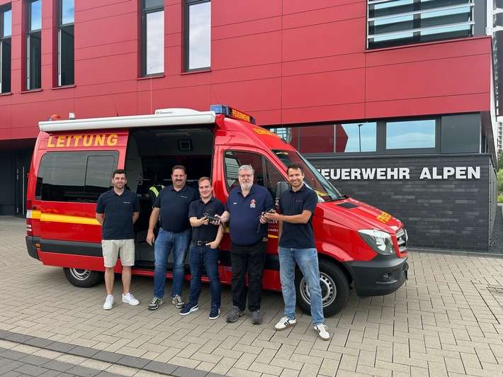 FW Alpen: Generationswechsel in der Funkwerkstatt der Freiwilligen Feuerwehr Alpen