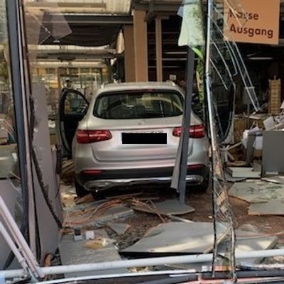 FW Ratingen: PKW fährt in Kassenbereich eines Fachgeschäfts - Fahrer bleibt unverletzt