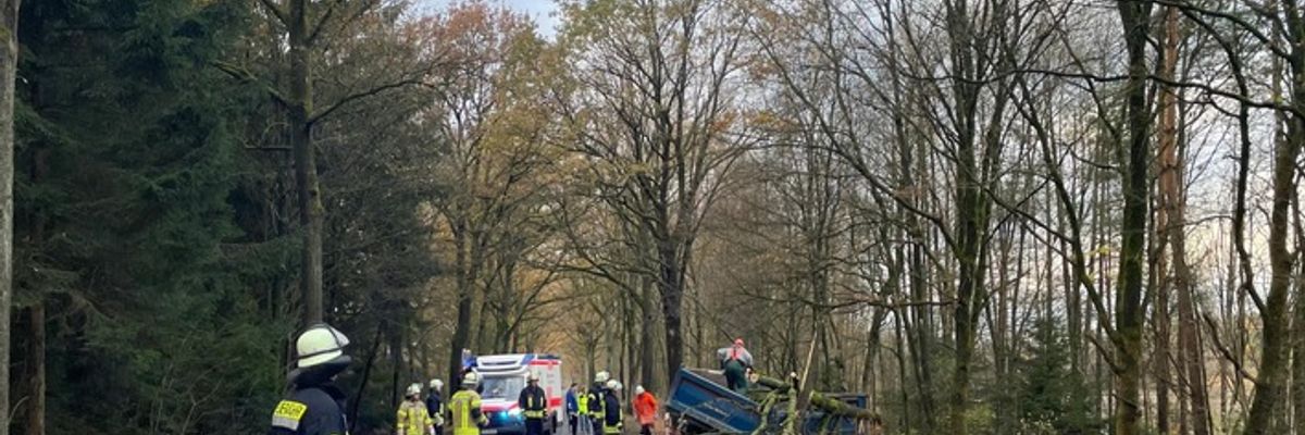 FW Südheide: LKW kommt von Straße ab und kippt um - Fahrer beleibt unverletzt