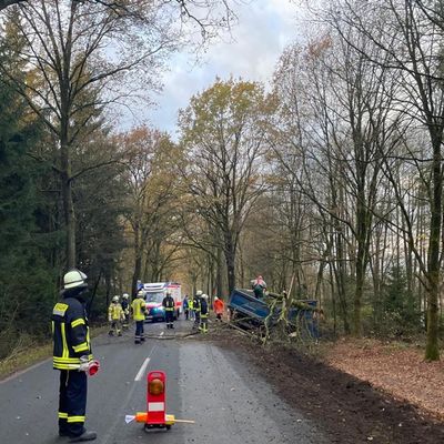 FW Südheide: LKW kommt von Straße ab und kippt um - Fahrer beleibt unverletzt