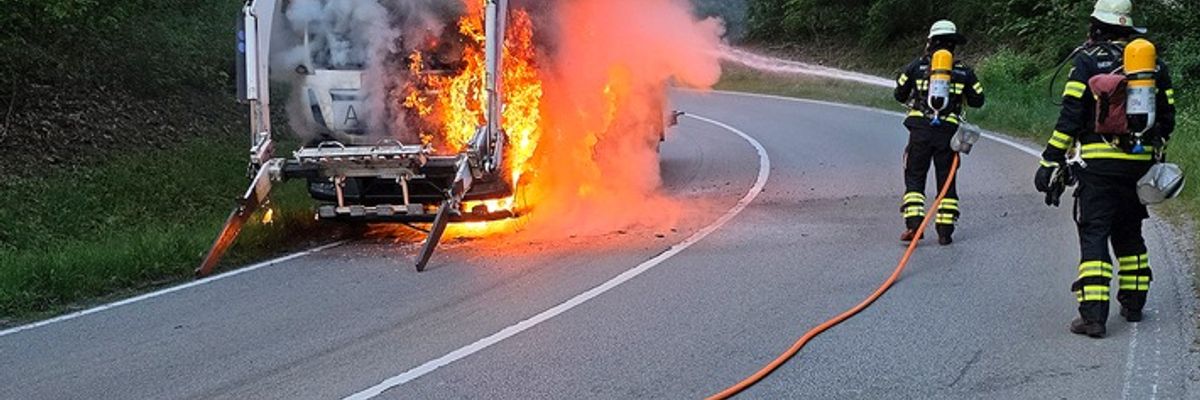 FW-M: Lkw-Fahrerhaus in Vollbrand (Oberföhring/Unterföhring)