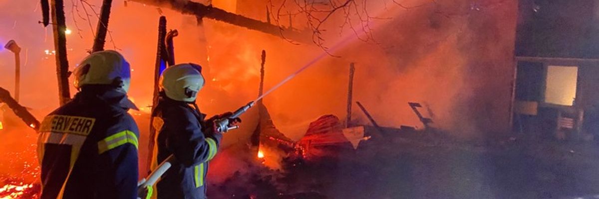 FW-RD: Großfeuer in Holzdorf - 140 Einsatzkräfte im Einsatz