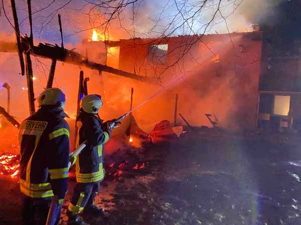 FW-RD: Großfeuer in Holzdorf - 140 Einsatzkräfte im Einsatz