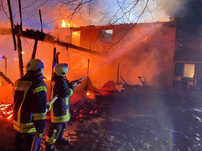 FW-RD: Großfeuer in Holzdorf - 140 Einsatzkräfte im Einsatz